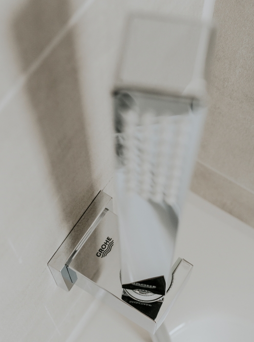 Das Bad ist mit hochwertigen Badobjekten von Grohe, Villeroy & Boch und Keuco ausgestattet.