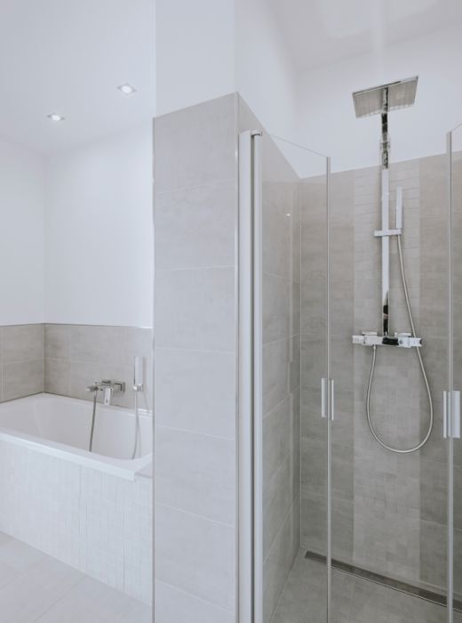 Das Bad ist sowohl mit Dusche als auch einer Badewanne ausgestattet